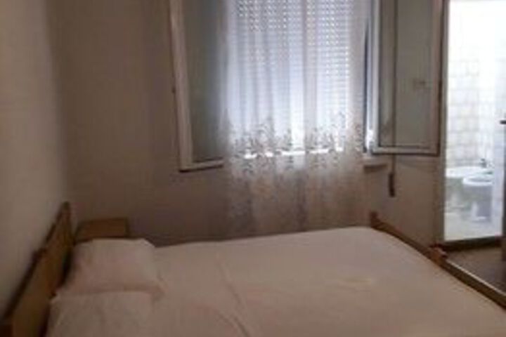 Room 4 of 16
