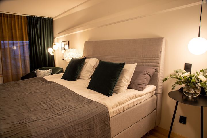 Room 6 of 28