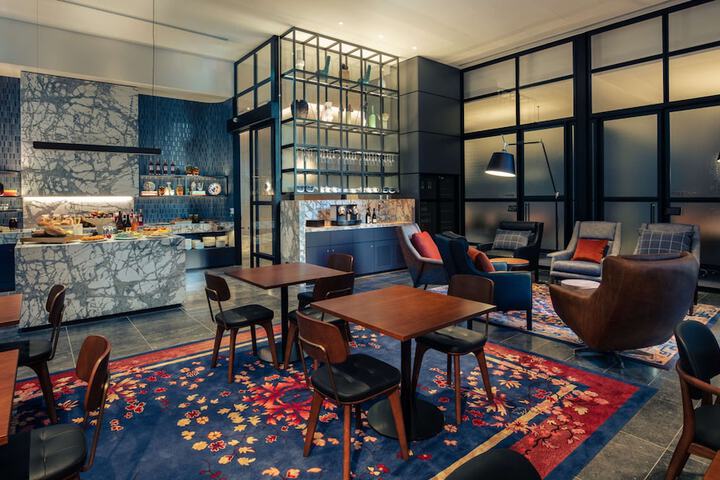 Lounge 73 of 85
