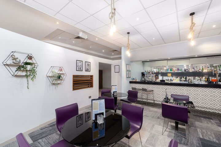 Lounge 80 of 131