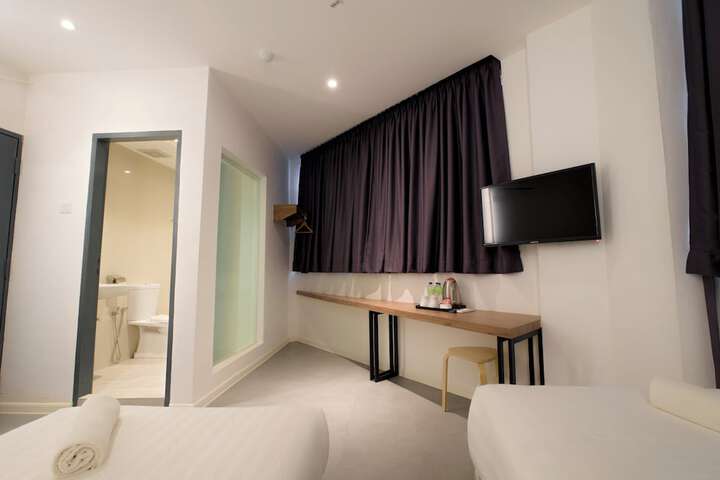 Room 13 of 38
