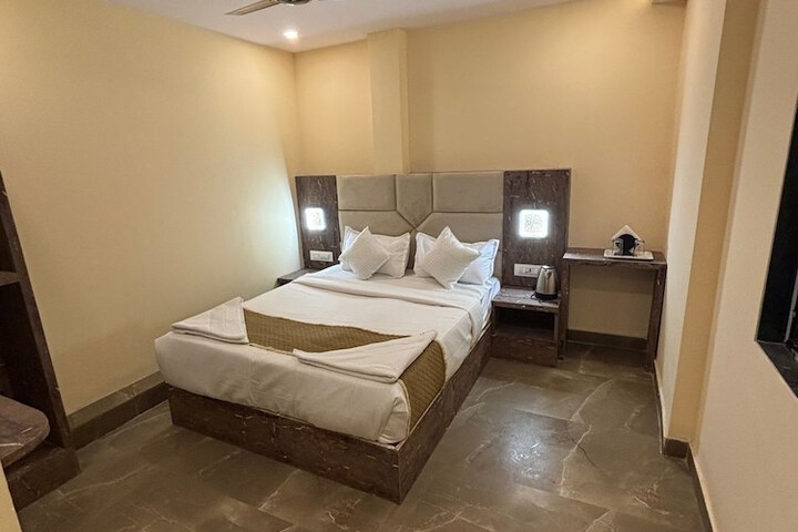 Room 6 of 9