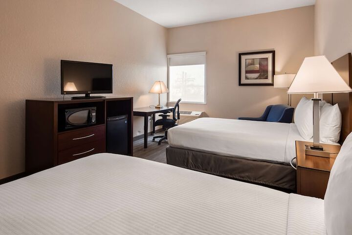 2 Double Beds Refrigerator WiFi Full Breakfast (3 of 10)