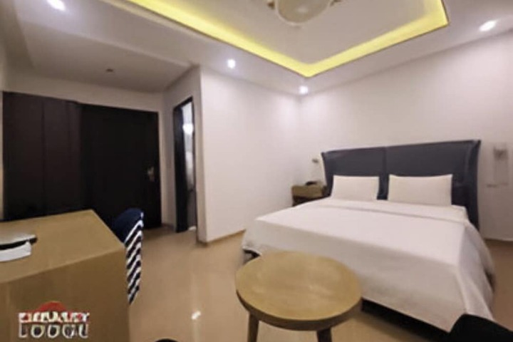 Room 13 of 27