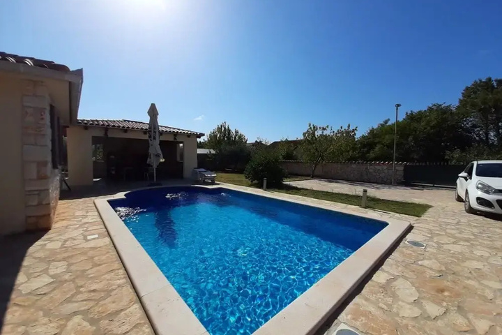 Pool 10 of 16