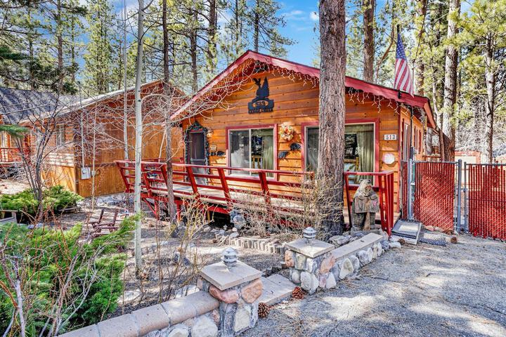 Exterior of Cozy Bear Pines #2465