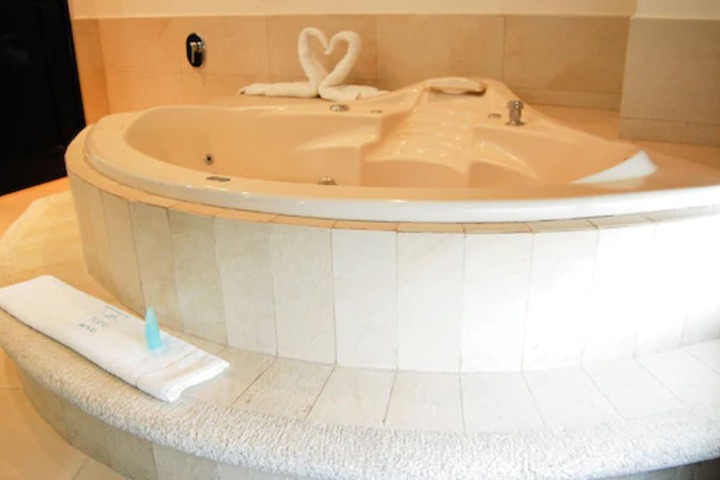 Jetted tub