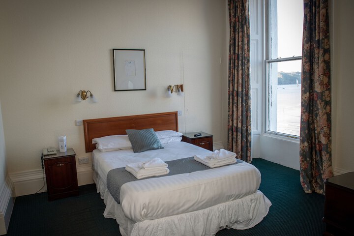 Room 3 of 28