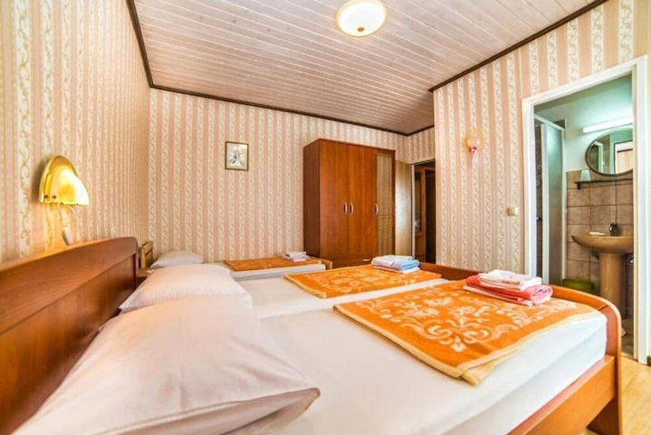 Room 6 of 16