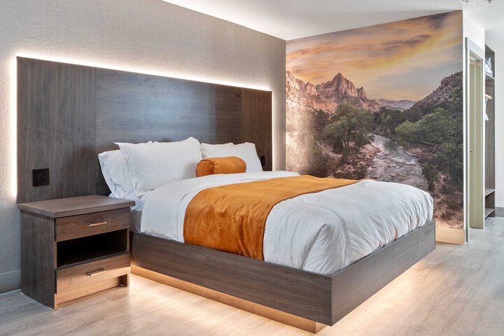 Room 2 of 8