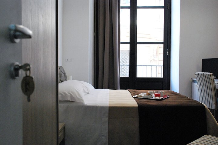 Room 6 of 18