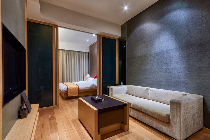Room 3 of 76