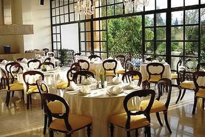 Dining 8 of 9