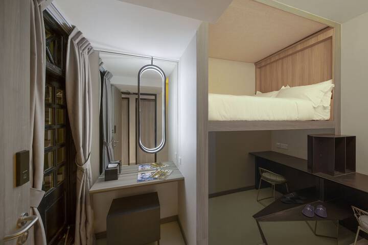 Room 32 of 180