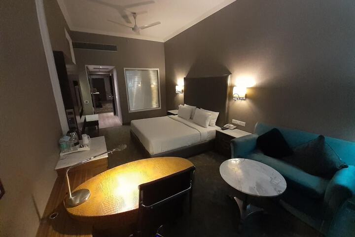 Room 17 of 38