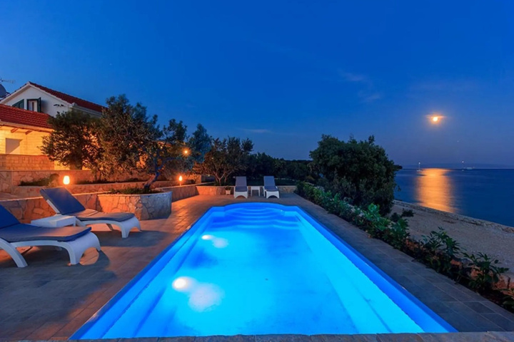 Pool 10 of 26