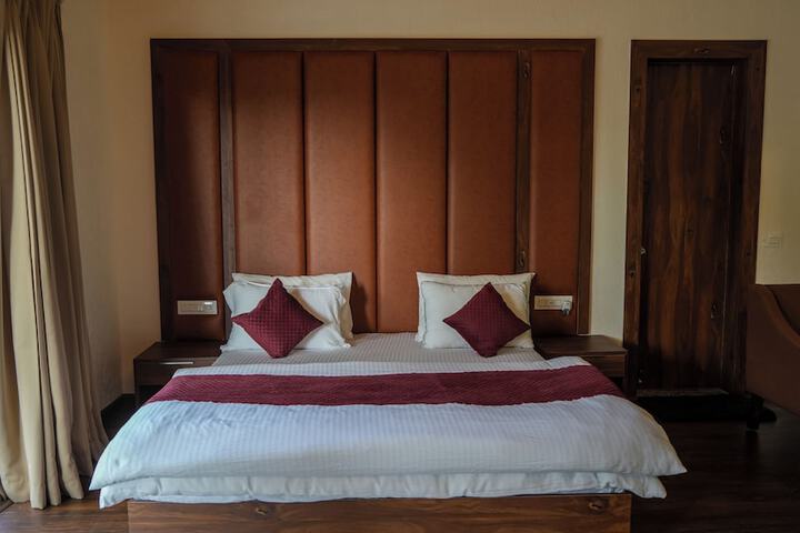 Room 2 of 10