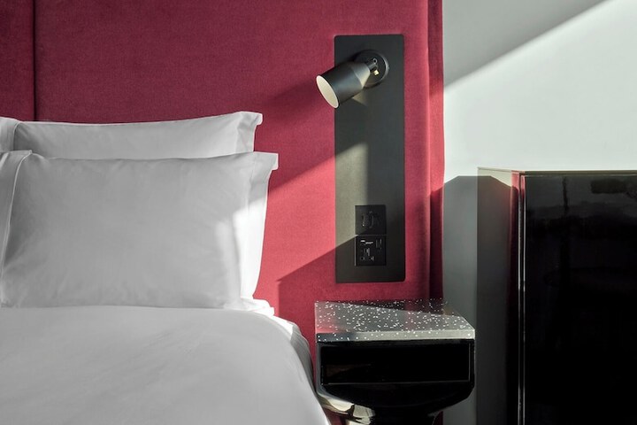 Room 37 of 233