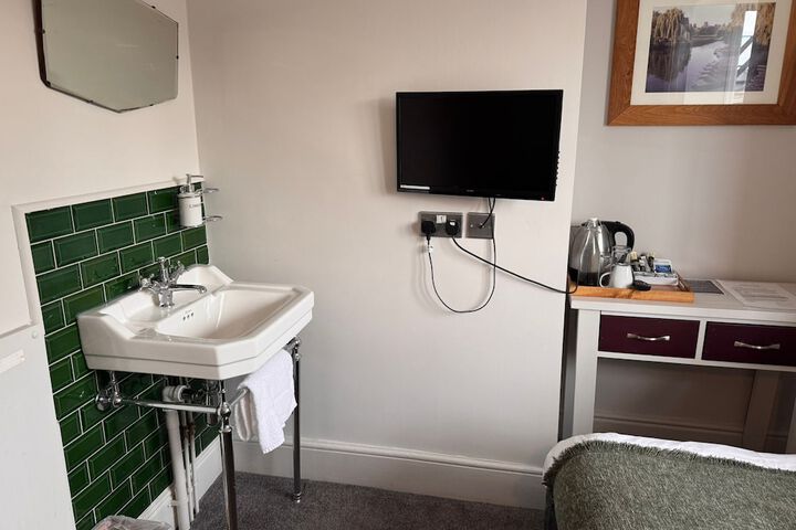 Room 6 of 83