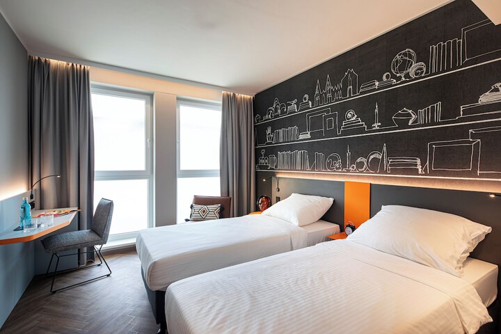 Room 25 of 66