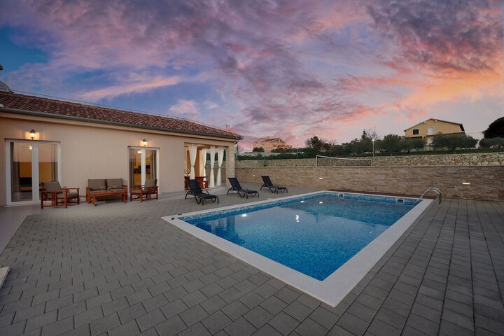 Pool 21 of 47