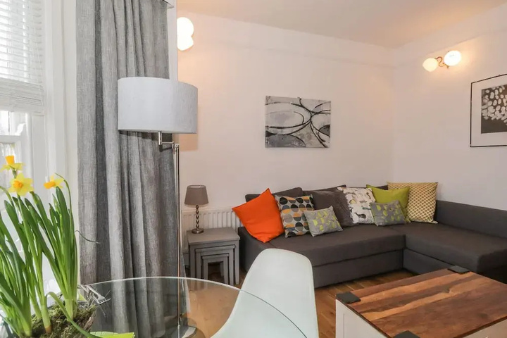 Room 5 of 8