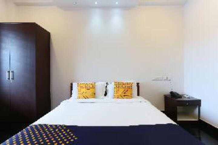 Oyo 23106 Vattekad Tourist Home