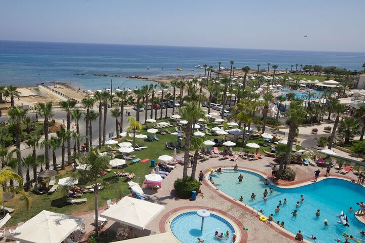 Hotel with Pool