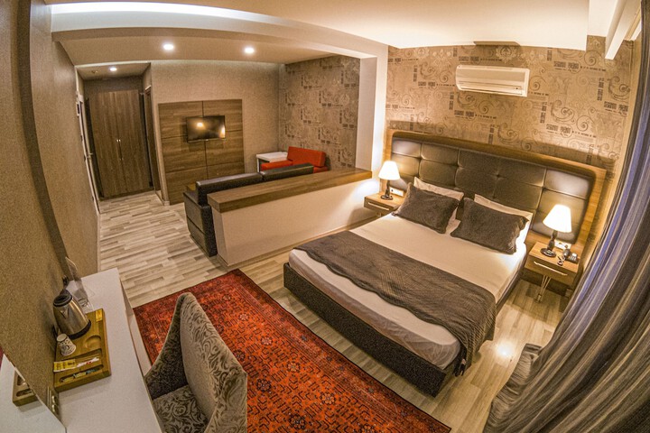 Room 7 of 11