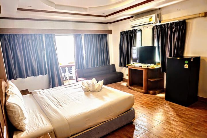 Room 6 of 16