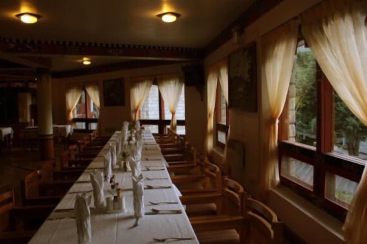 Dining 12 of 25