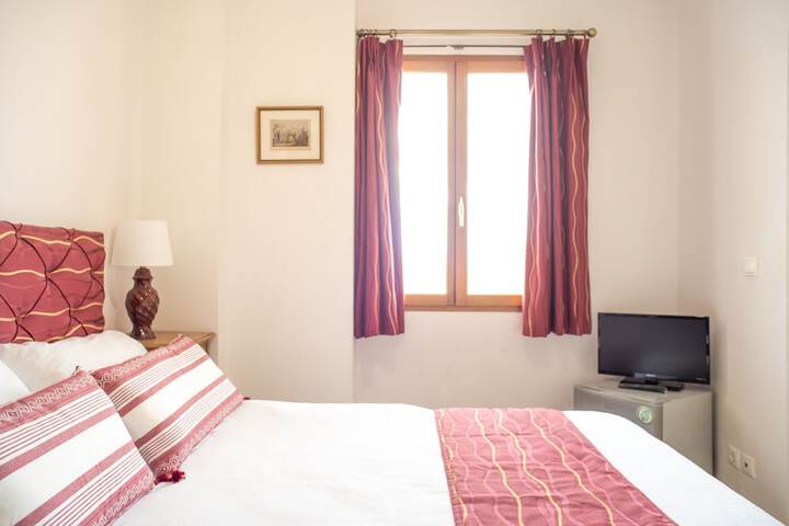 Room 4 of 103