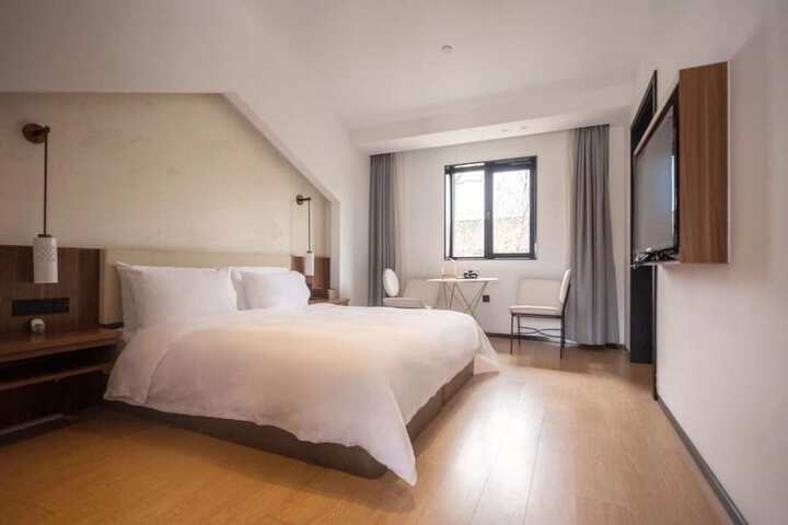 Room 4 of 32