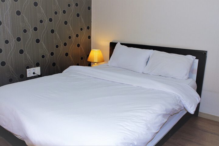 Room 10 of 14
