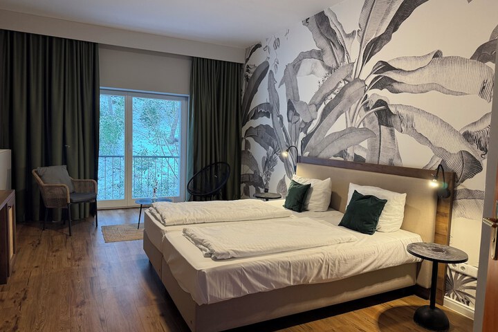 Room 4 of 37