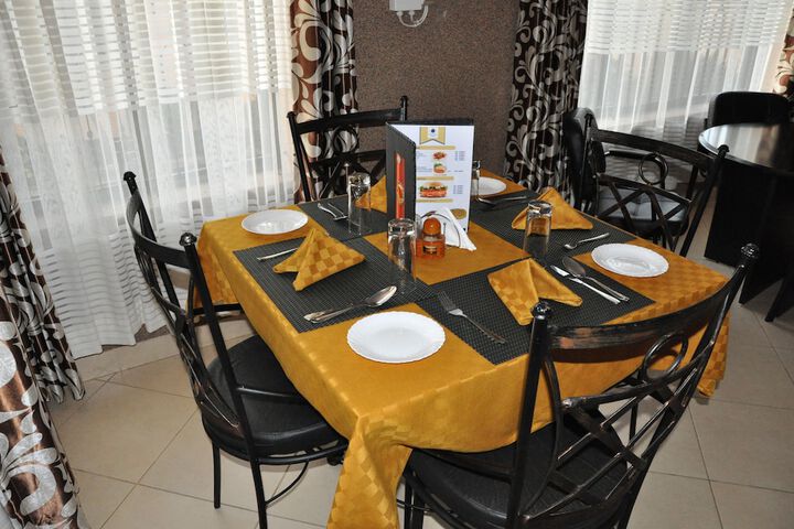 Dining 36 of 42