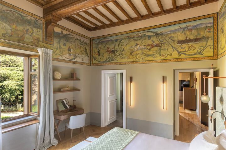 Room 10 of 93