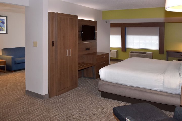 1 King Bed (9 of 17)