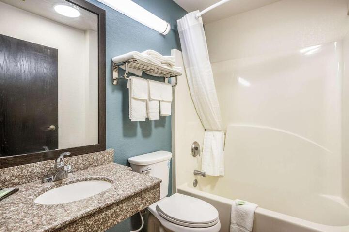 2 Queen Beds Accessible (13 of 50)