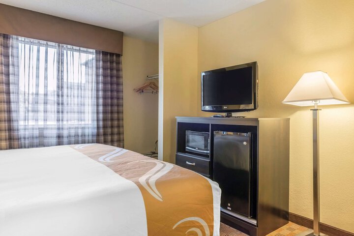 1 Queen Bed (11 of 17)