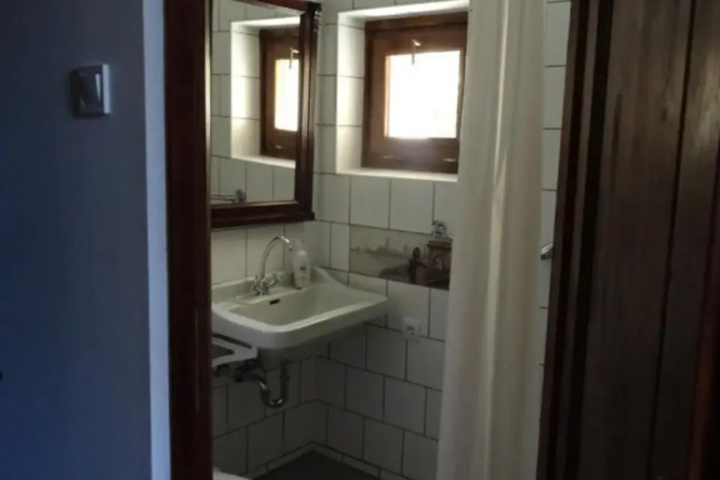 Room 9 of 28