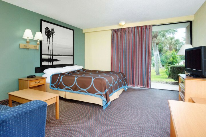 1 King Bed Deluxe Room (1 of 14)