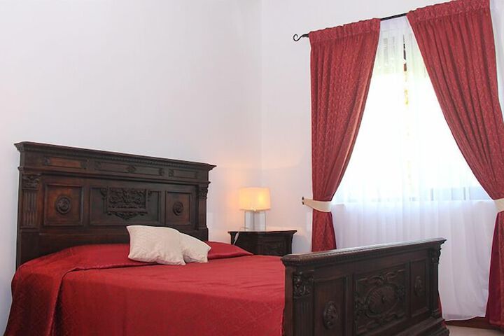 Room 4 of 12