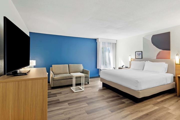 1 King Bed (2 of 13)