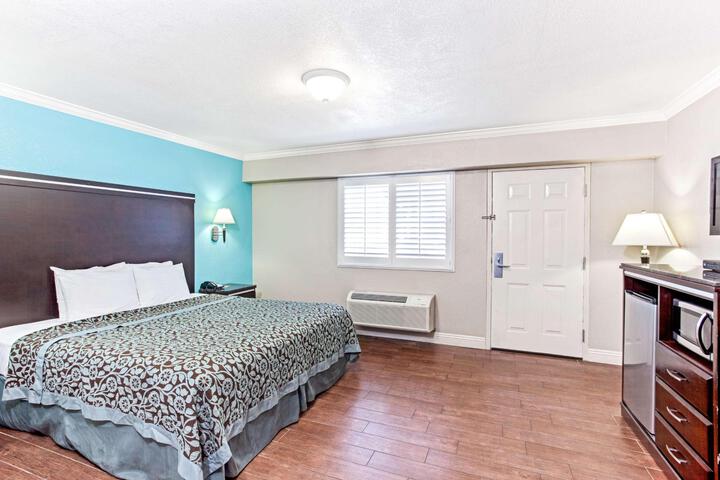 1 King Bed (7 of 8)