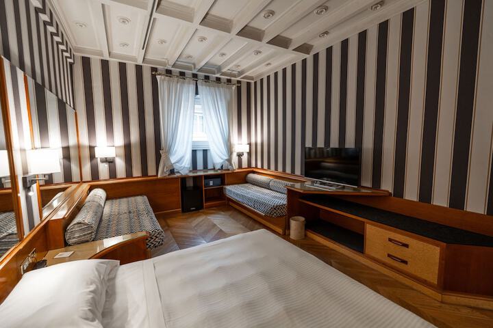 Room 34 of 76