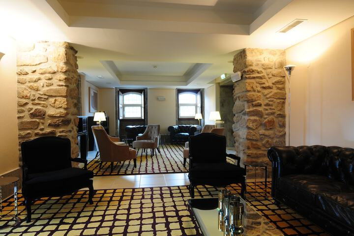 Lounge 20 of 57