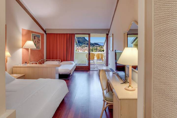 Room 10 of 83
