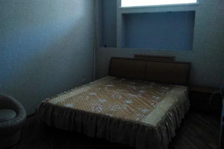 Room 4 of 12