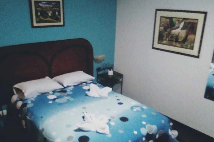 Room 5 of 9